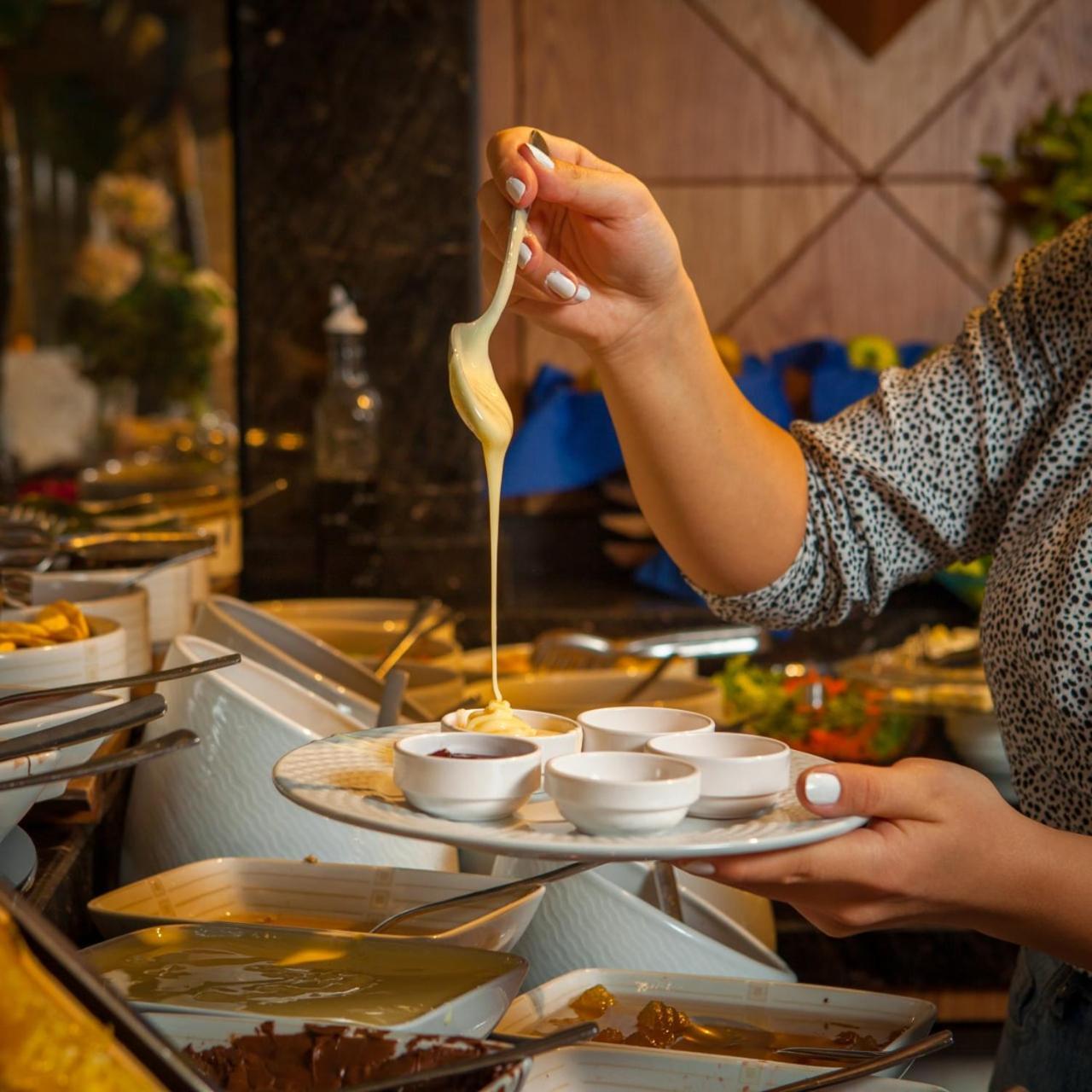 فندق ثياتروم باكو المظهر الخارجي الصورة A cheese fondue