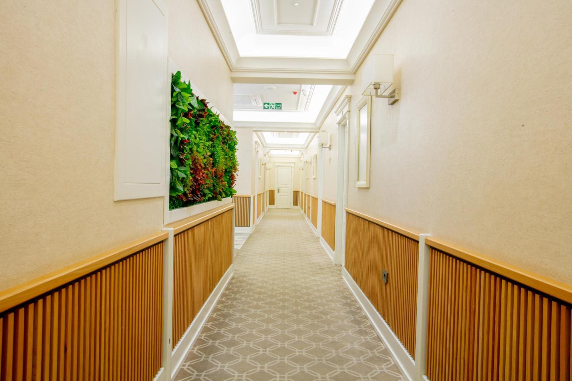 فندق ثياتروم باكو المظهر الخارجي الصورة A corridor at the new hospital
